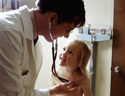 Docteur qui examine un enfant avec un stéthoscope
